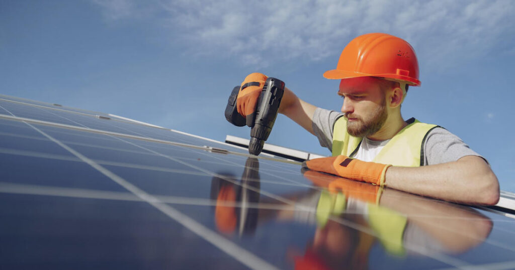 Logoipsum Elektro Engineer op een dak plaatst efficiente zonnepanelen